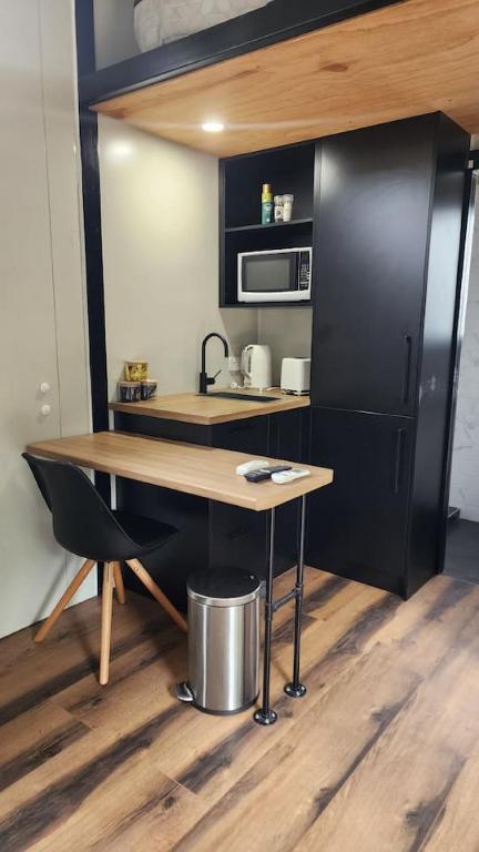 Enchanting Tiny Home In Vibrant - Accommodation Main Beach 3