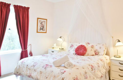 Encounter Hideaway Cottages - Accommodation Main Beach 4