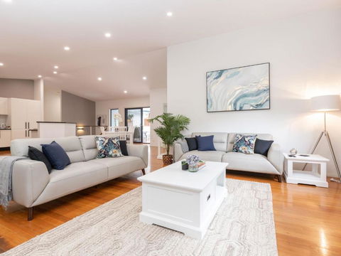 Endless Summer At Smiths - Accommodation Main Beach 0