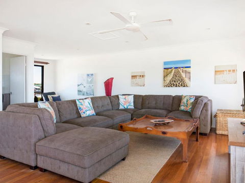 Endless Summer I Pet Friendly Absolute Beachfront - Accommodation Main Beach 2