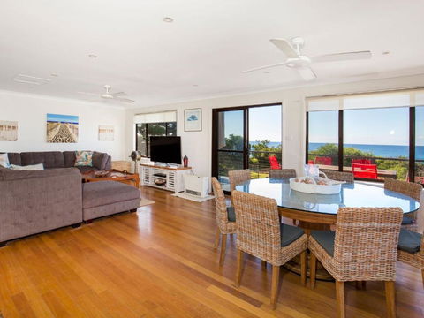 Endless Summer I Pet Friendly Absolute Beachfront - Accommodation Main Beach 1