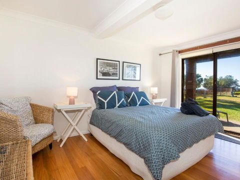 Endless Summer I Pet Friendly Absolute Beachfront - Accommodation Main Beach 4