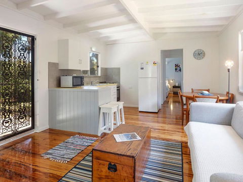 Enjoy The Soothing Sea Breeze - Accommodation Main Beach 0