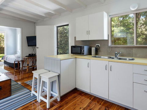 Enjoy The Soothing Sea Breeze - Accommodation Main Beach 1