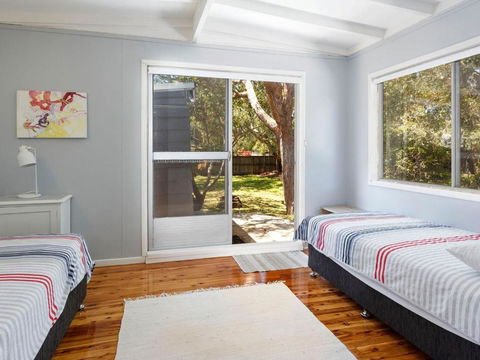 Enjoy The Soothing Sea Breeze - Accommodation Main Beach 2