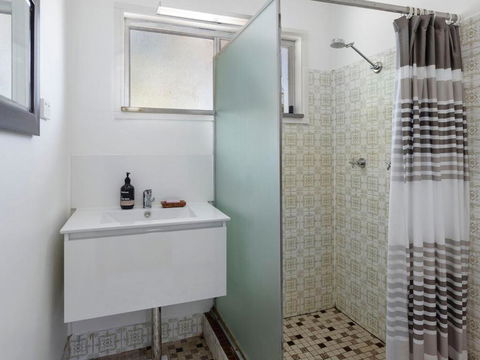 Enjoy The Soothing Sea Breeze - Accommodation Main Beach 3