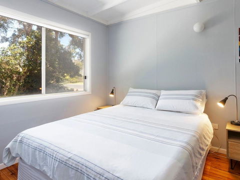 Enjoy The Soothing Sea Breeze - Accommodation Main Beach 4