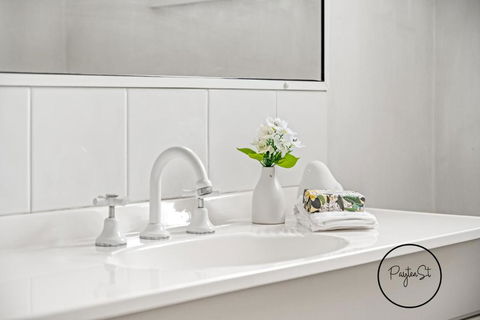 Enjoyable East End - Accommodation Main Beach 1