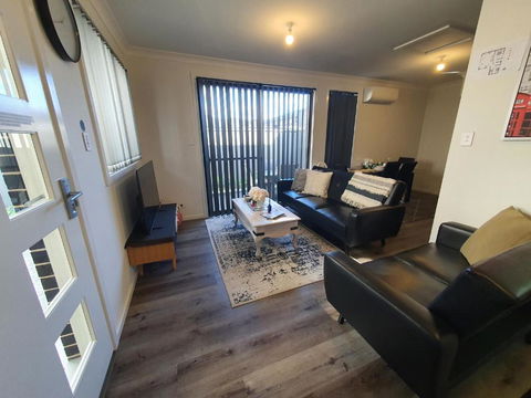 Entire 2br, Hideaway - Accommodation Main Beach 4