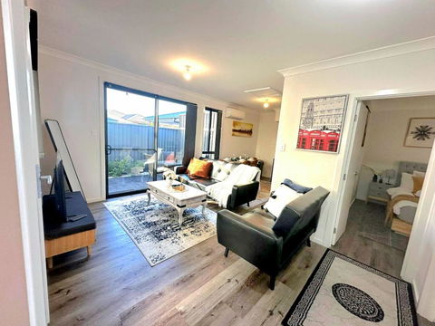 Entire 2br, Hideaway - Accommodation Main Beach 0