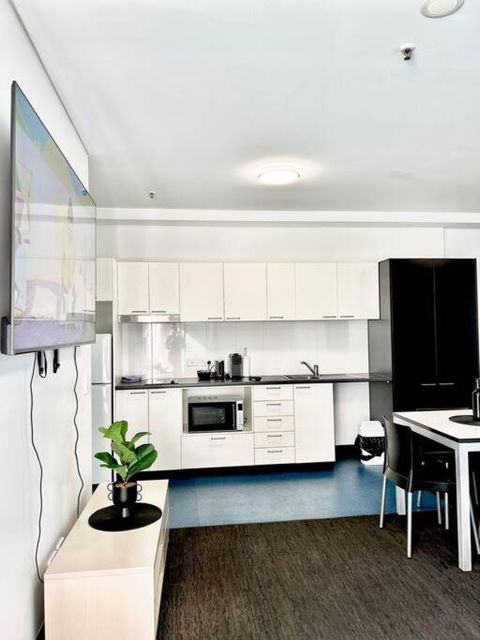 Entire 2BR Central Apt 1004 - Accommodation Main Beach 0