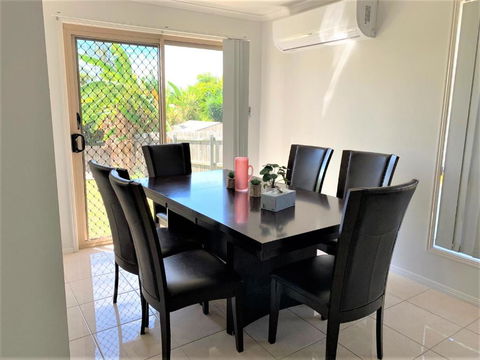 Entire 4BR House Close To Airport Hosted By Homestayz - Accommodation Main Beach 1