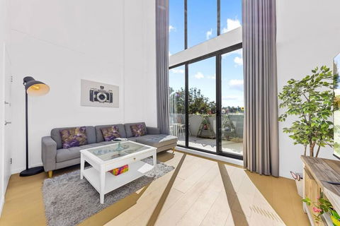 Epping Sunlit Luxury Loft - 2Beds & High Ceilings - Accommodation Main Beach 2
