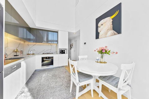 Epping Sunlit Luxury Loft - 2Beds & High Ceilings - Accommodation Main Beach 4