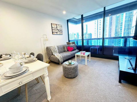 ES2410-2Bed 2Bath Vision Apt With Balcony, Pool & Gym - Accommodation Main Beach 4