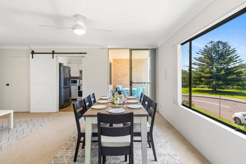 Esplanade Escape - Beachfront Family Bliss - Accommodation Main Beach 2