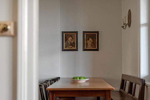 European Style House - Accommodation Main Beach 3