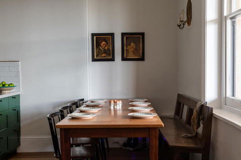 European Style House - Accommodation Main Beach 4