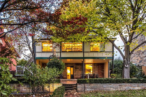 European Style House - Accommodation Main Beach 0