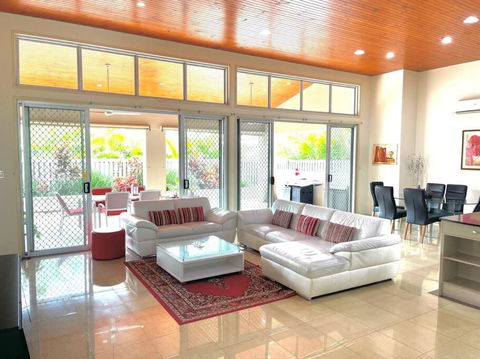 Exclusive Golf Course Community Family Home - Accommodation Main Beach 1