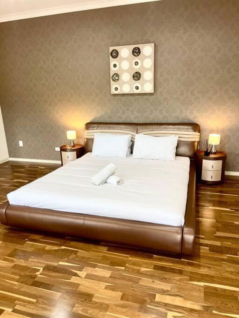 Exclusive Golf Course Community Family Home - Accommodation Main Beach 4