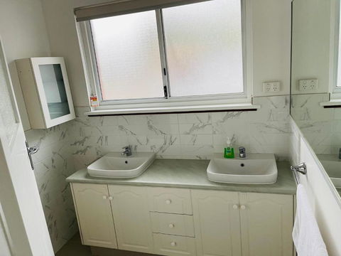 Executive Central Home - Accommodation Main Beach 2