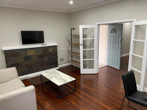 Executive Central Home - Accommodation Main Beach 3