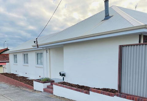 Executive Central Home - Accommodation Main Beach 0