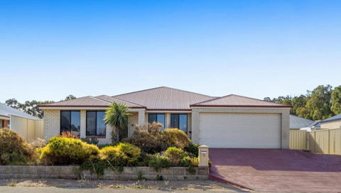 Executive Escape 4 Bedroom Home - Accommodation Main Beach 0