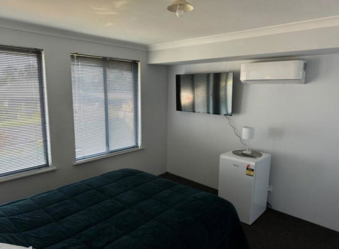 Executive Escape 4 Bedroom Home - Accommodation Main Beach 1