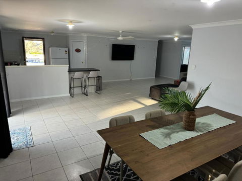 Executive Escape 4 Bedroom Home - Accommodation Main Beach 2