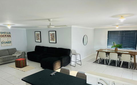 Executive Escape 4 Bedroom Home - Accommodation Main Beach 3