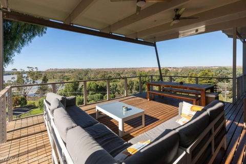 Executive House - Aruma - Accommodation Main Beach 0