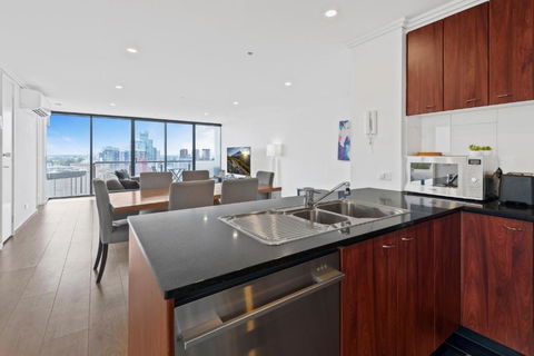 Executive Melbourne Getaway With City Views - Accommodation Main Beach 2