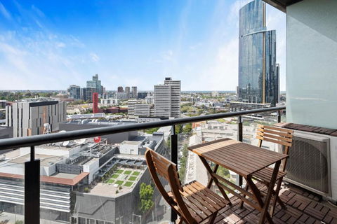 Executive Melbourne Getaway With City Views - Accommodation Main Beach 3