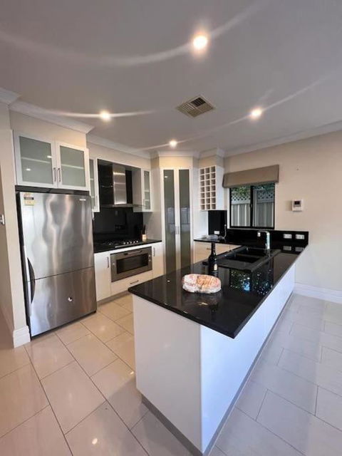 Executive Villa Close To CBD With Spa - Accommodation Main Beach 0