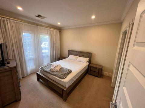 Executive Villa Close To CBD With Spa - Accommodation Main Beach 1