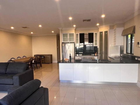 Executive Villa Close To CBD With Spa - Accommodation Main Beach 2