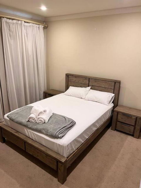 Executive Villa Close To CBD With Spa - Accommodation Main Beach 4