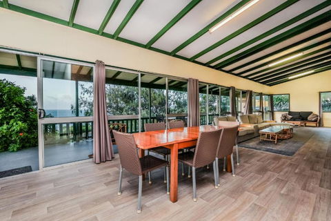 Endeavour - Stunning Ocean & 1770 Headland Views - Accommodation Main Beach 1