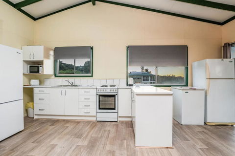 Endeavour - Stunning Ocean & 1770 Headland Views - Accommodation Main Beach 3