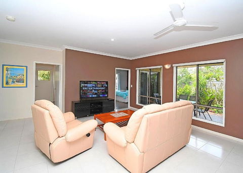 Entire House Peaceful Oceanside The Seahaven 4 Bedrooms - Accommodation Main Beach 2