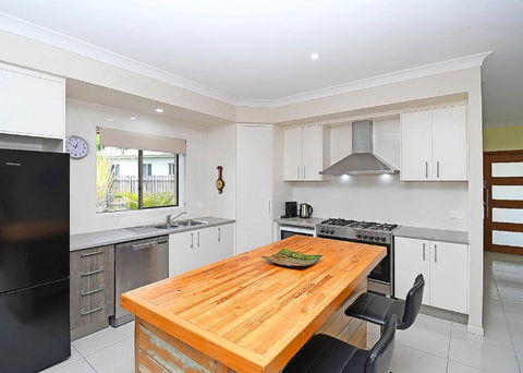 Entire House Peaceful Oceanside The Seahaven 4 Bedrooms - Accommodation Main Beach 3