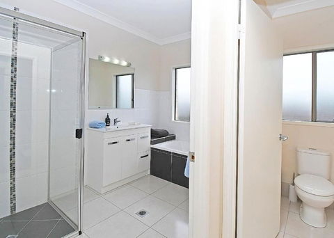 Entire House Peaceful Oceanside The Seahaven 4 Bedrooms - Accommodation Main Beach 4