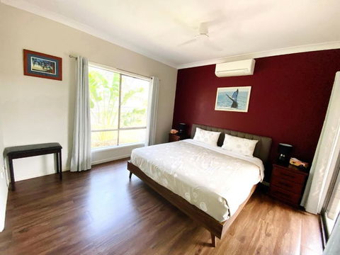 Entire House Peaceful Oceanside The Seahaven 4 Bedrooms - Accommodation Main Beach 1