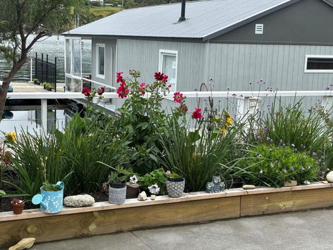 Elegant And Scenic Floating Boat House - Accommodation Main Beach 2