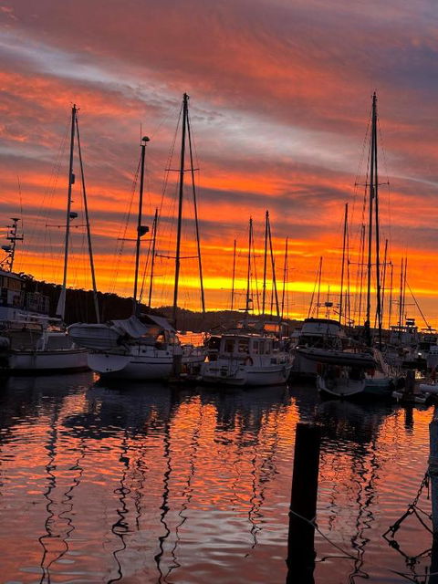 Elegant And Scenic Floating Boat House - Accommodation Main Beach 1