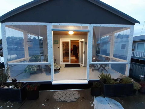 Elegant And Scenic Floating Boat House - Accommodation Main Beach 0