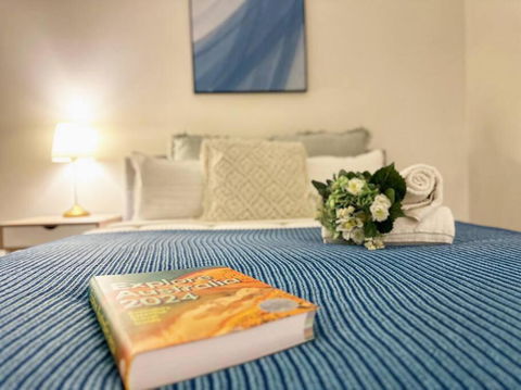 FC104 -1 BATH 2 BR Modern Oasis With, Pool & Gym - Accommodation Main Beach 2