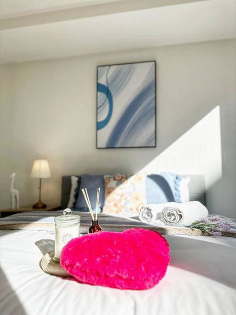 FC104 -1 BATH 2 BR Modern Oasis With, Pool & Gym - Accommodation Main Beach 0